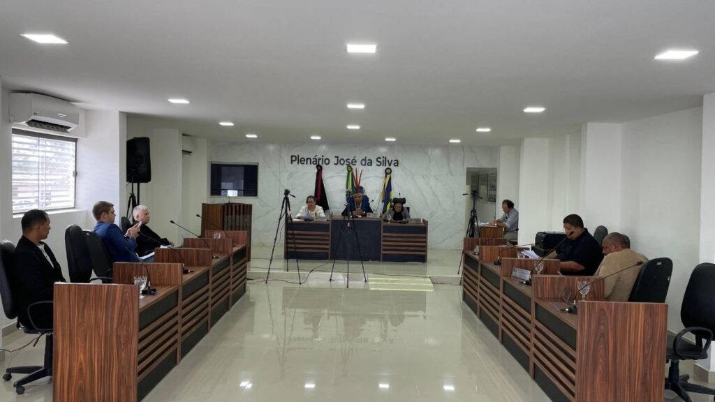 Vereadores reunidos em sessão da Câmara de Rio Tinto — Foto: Divulgação