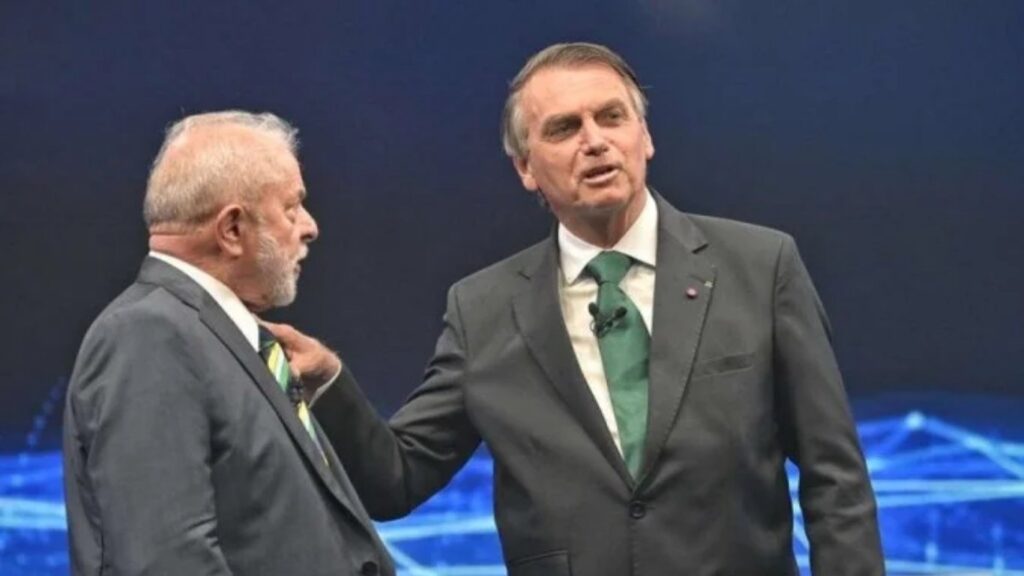 Lula e Bolsonaro durante debate em 2022 — Foto: Renato Pizzuto/Band