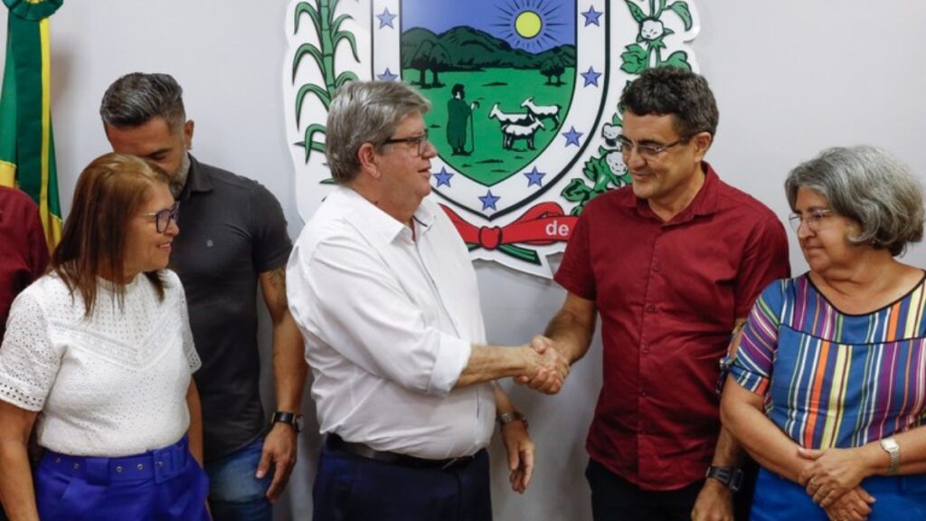 Anúncio aconteceu durante reunião com representantes da categoria na Granja Santana, em João Pessoa — Foto: Francisco França