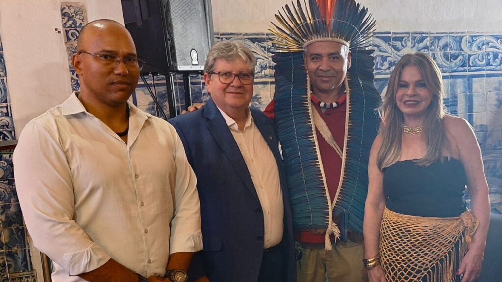 Cacique Sandro em encontro com o governador João Azevêdo durante a FliParaíba — Foto: Divulgação