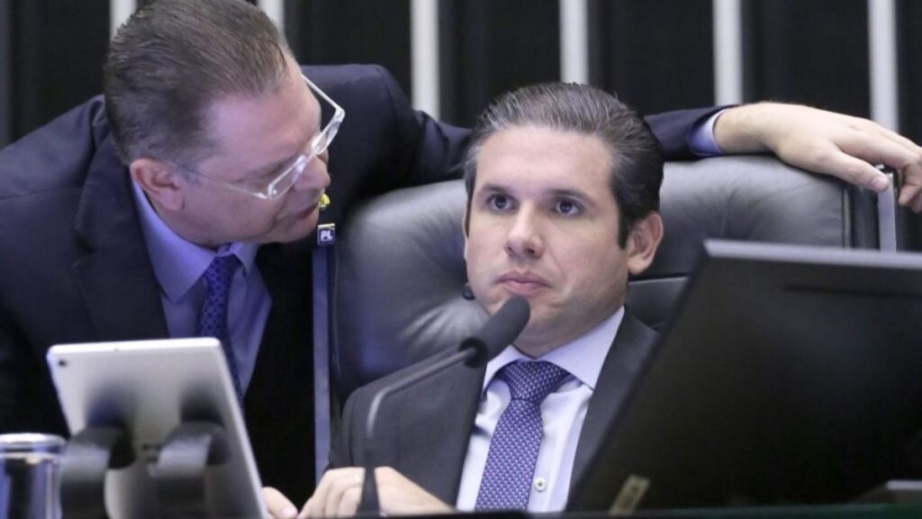 O deputado Sóstenes Cavalcante, líder do PL, e Hugo Motta, presidente da Câmara — Foto: Kayo Magalhães / Câmara dos Deputados