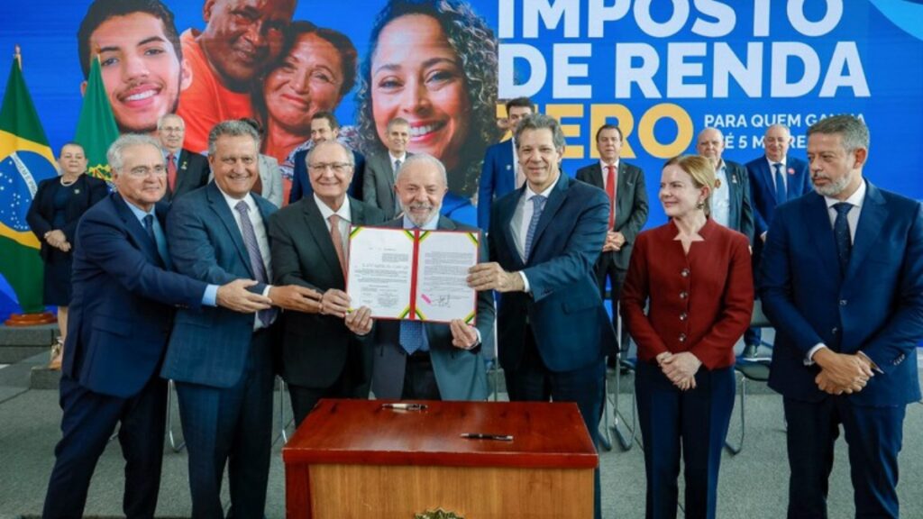 Presidente Lula durante a cerimônia de sanção da lei que amplia a faixa de isenção do Imposto de Renda Pessoa Física (IRPF) para contribuintes que recebem até R$ 5 mil mensais - Foto: Ricardo Stuckert / PR
