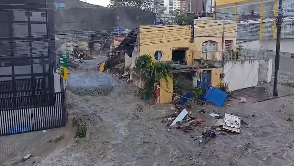 Reservatório de água rompe em Campina Grande — Foto: Reprodução/TV Cabo Branco