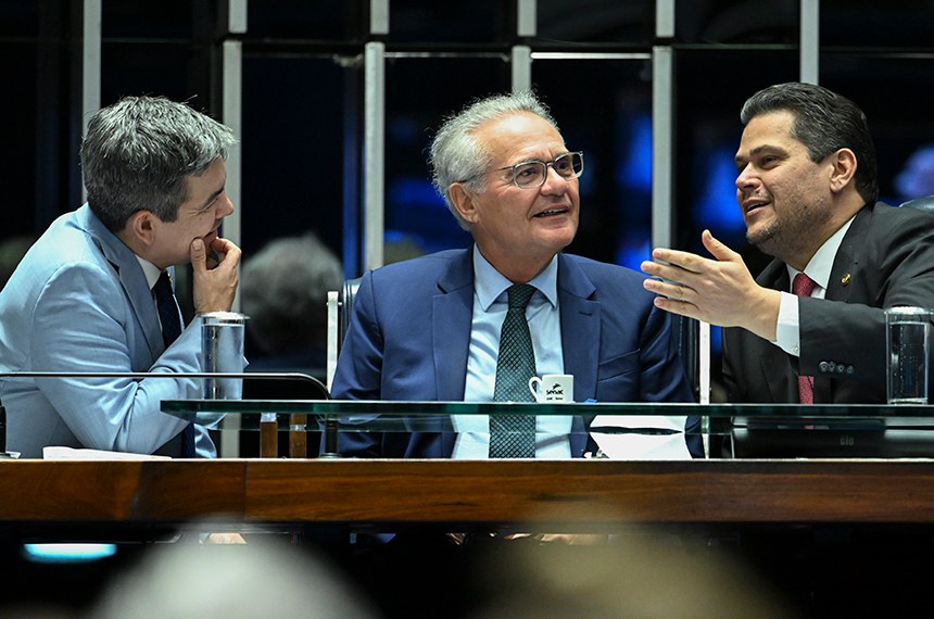 O relator da proposta, Renan Calheiros, entre Randolfe Rodrigues e o presidente do Senado, Davi Alcolumbre — Foto: Carlos Moura/Agência Senado