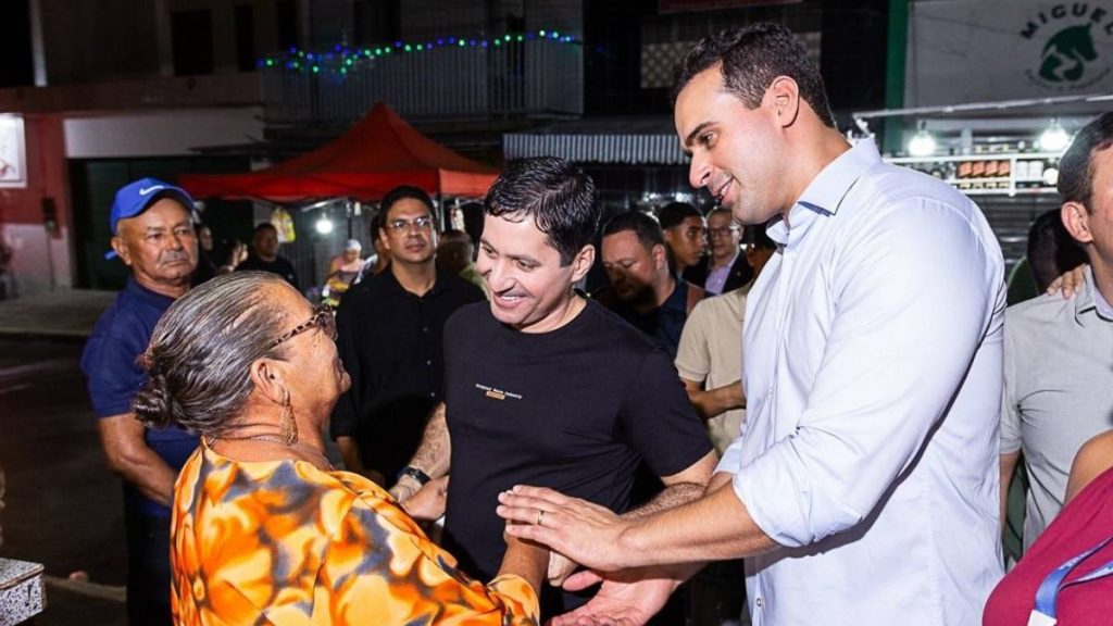 Vice-governador Lucas Ribeiro esteve presente em uma das noites ao lado do prefeito Helhinho — Foto: Divulgação