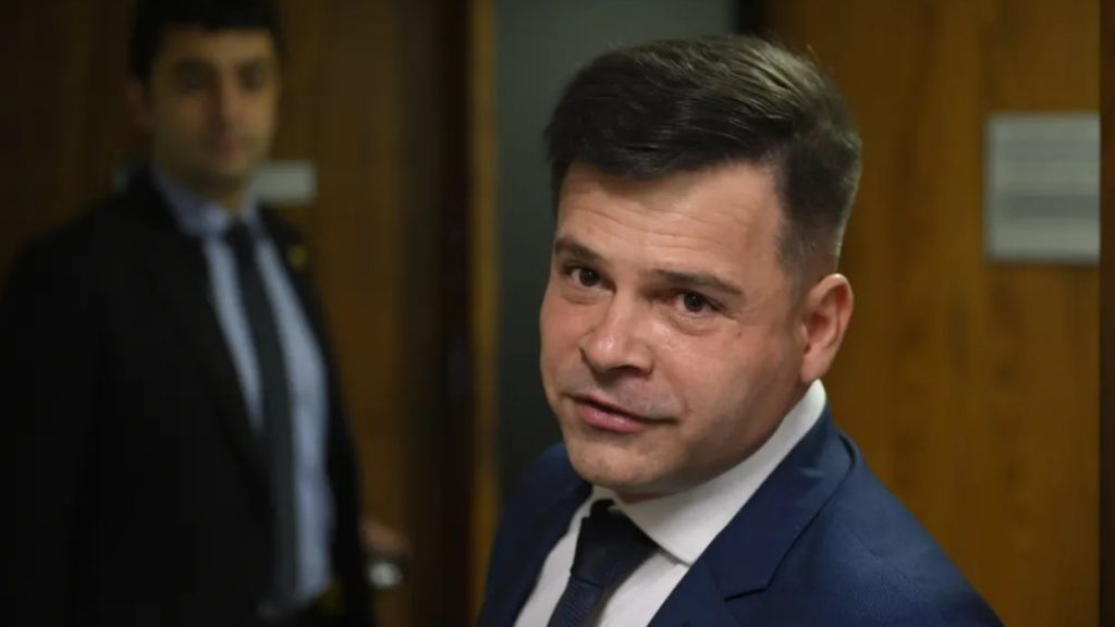 O ex-diretor da PRF, Silvinei Vasques, ao chegar para prestar depoimento na CPI dos atos golpistas — Foto: MATEUS BONOMI/AGIF/ESTADÃO CONTEÚDO