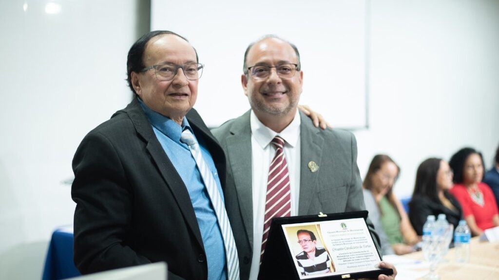 Ex-vereador Crisanto Cavalcante recebe do filho Crisanto Segundo a Comenda Barão de Mamanguape — Foto: Redes Sociais