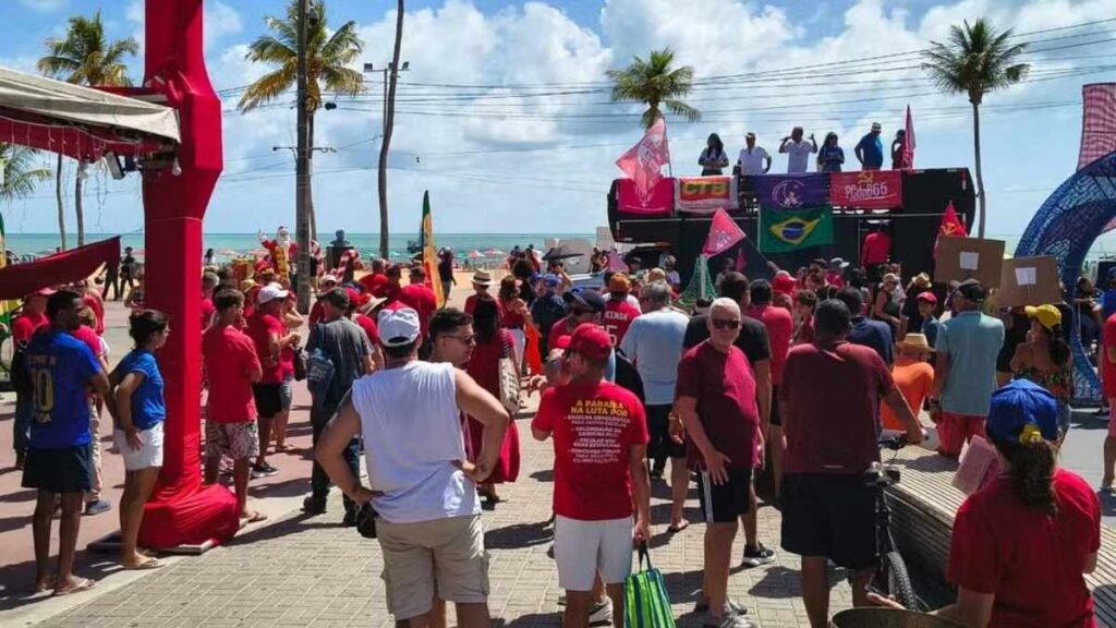 Em João Pessoa, ato foi realizado no Busto de Tamandaré — Foto: Max Oliveira/TV Cabo Branco