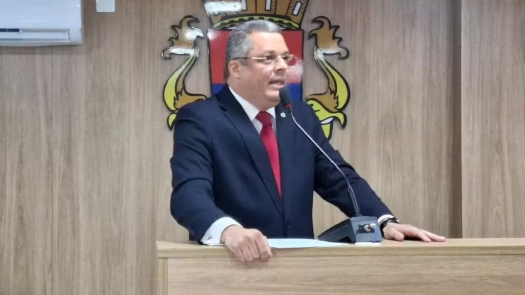 Edvaldo Neto, presidente da Câmara Municipal, toma posse como prefeito interino de Cabedelo — Foto: Plínio Almeida/TV Cabo Branco