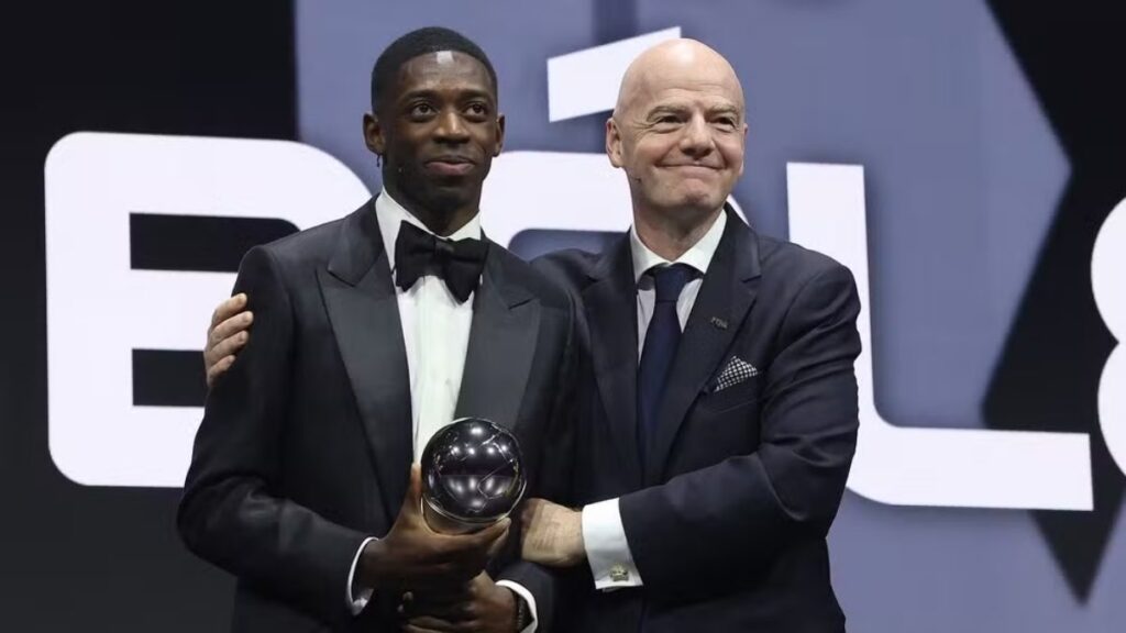 Ousmane Dembélé recebe o Prêmio The Best das mãos de Gianni Infantino, presidente da Fifa — Foto: Getty Images