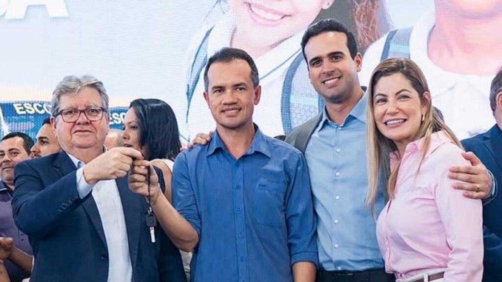 Prefeito Batista Torres recebe a chave do novo ônibus do governador João Azevêdo — Foto: Redes Sociais