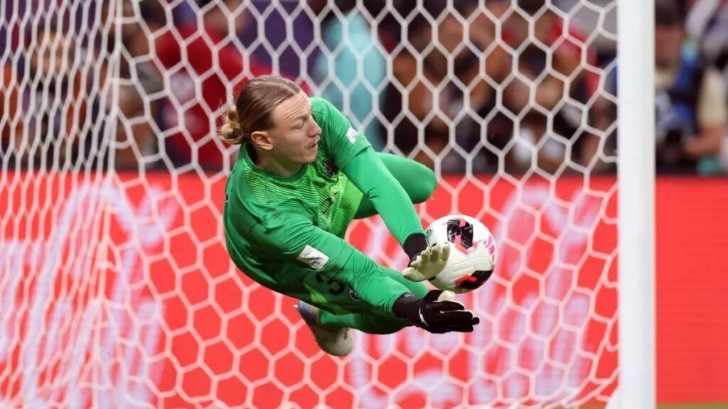 Goleiro Matvey Safonov pega quatro cobranças e garante título para os franceses - FIFA/FIFA via Getty Images