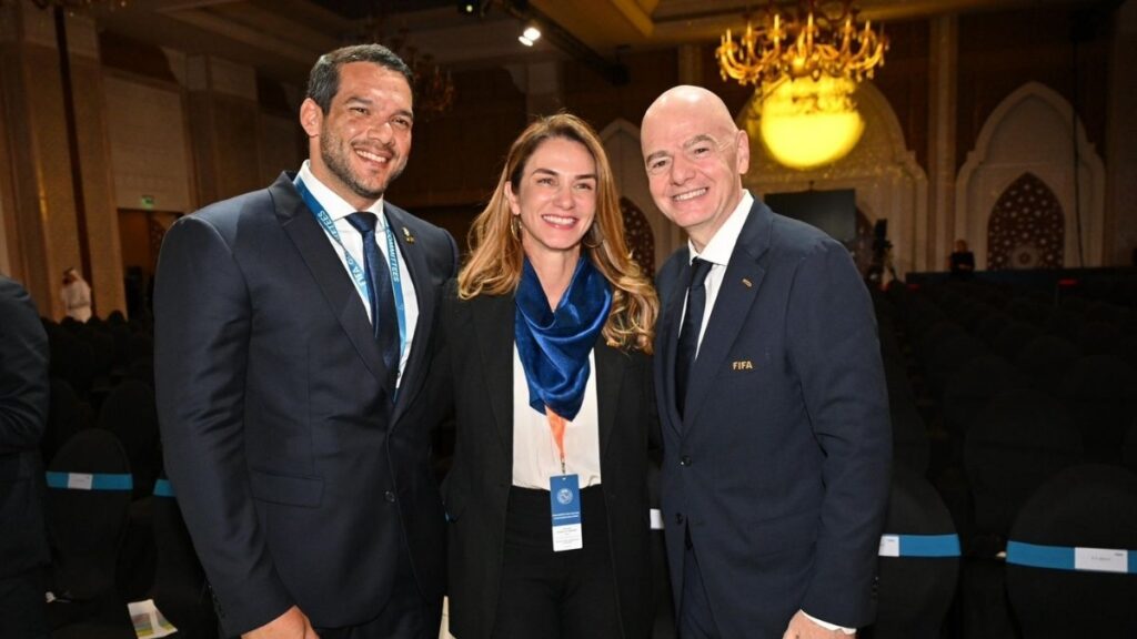 Michelle ao centro com o presidente da CBF, Samir Xaud e Gianni Infantino, presidente da Fifa — Foto: Redes Sociais