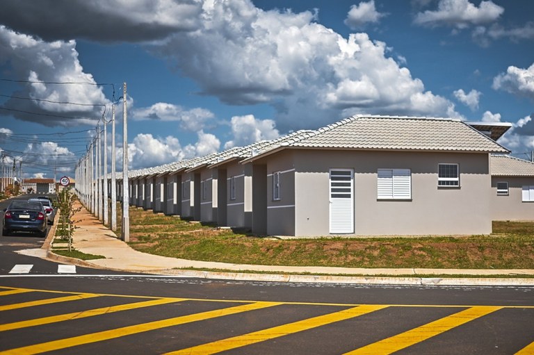 Ruas pavimentadas, redes de água, esgoto, drenagem, energia elétrica e iluminação pública: conjuntos habitacionais com infraestrutura adequada — Foto: Zack Stencil/MCID