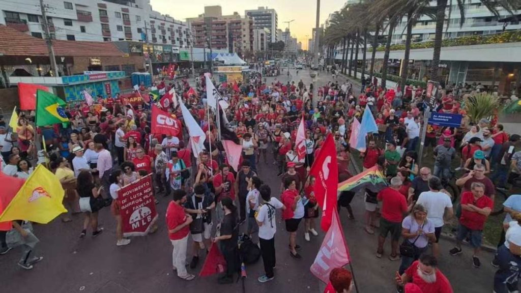 Ato pela democracia reúne manifestantes no Busto de Tamandaré, em João Pessoa — Foto: Rafaela Gambarra