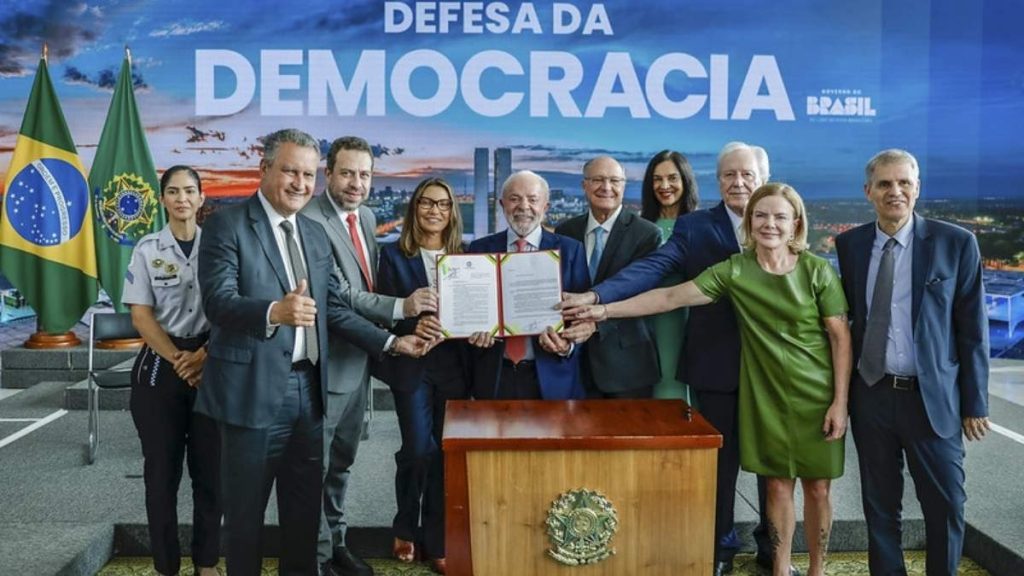 Presidente Lula e ministros exibem veto ao PL da Dosimetria, no Palácio do Planalto — Foto: Ricardo Stuckert