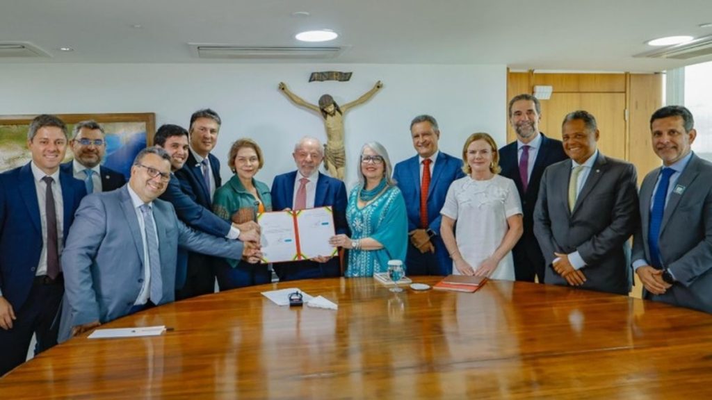 Presidente Lula durante a assinatura da medida provisória prevê atualização do piso acima da inflação do ano anterior - Foto: Ricardo Stuckert/PR