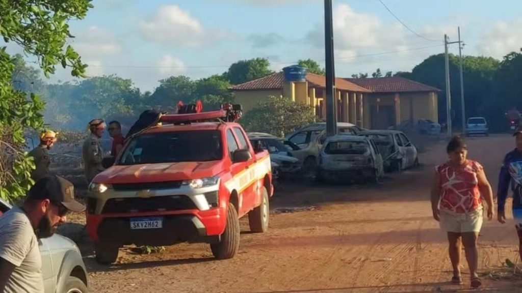 Carros ficaram destruídos após incêndio em região de mato seco em Barra de Mamanguape — Foto: Nilton Pereira