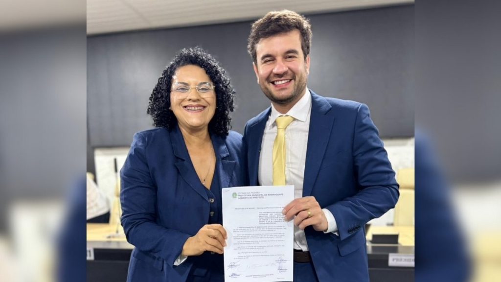 Professora Cristina ao lado do prefeito Joaquim Fernandes — Foto: Reprodução