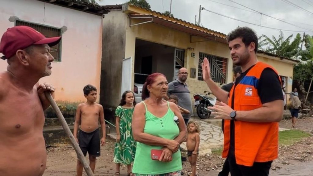 Prefeito Joaquim Fernandes esteve nas ruas visitando as áreas mais afetadas — Foto: Redes Sociais