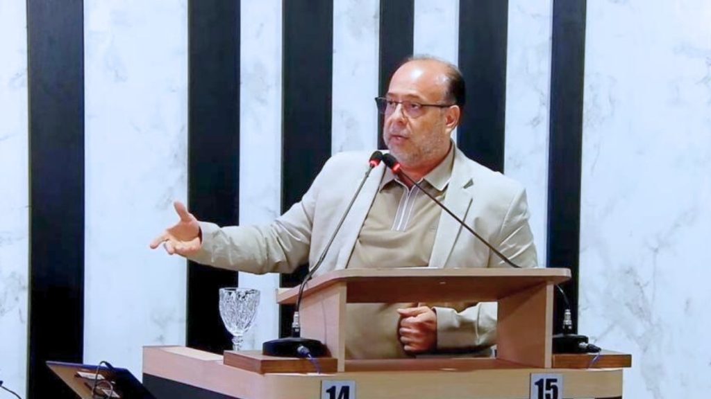 Vereador Crisanto Segundo no uso da tribuna — Foto: Redes sociais