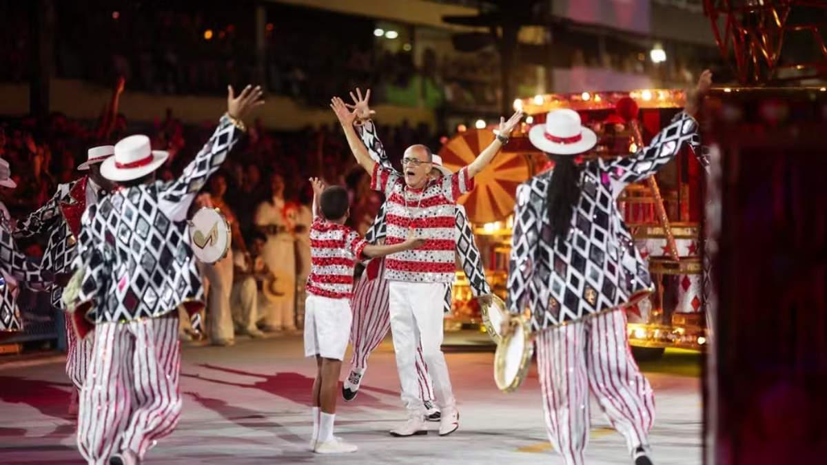 Mestre Ciça, homenageado no enredo da Viradouro, participa do desfile na Sapucaí. — Foto: REUTERS/Ricardo Moraes