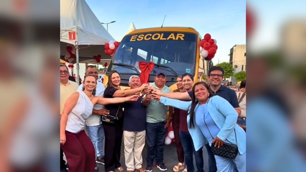 Entrega de um novo ônibus escolar em Cuité de Mamanguape — Foto: Reprodução / Redes Sociais