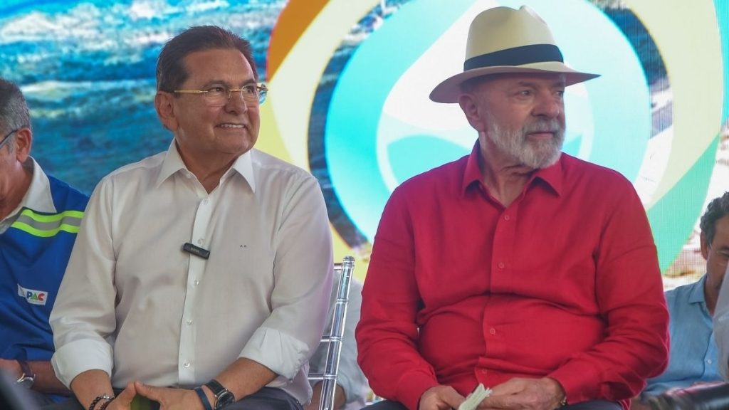 Adriano Galdino sentado ao lado do presidente Lula — Foto: Redes Sociais