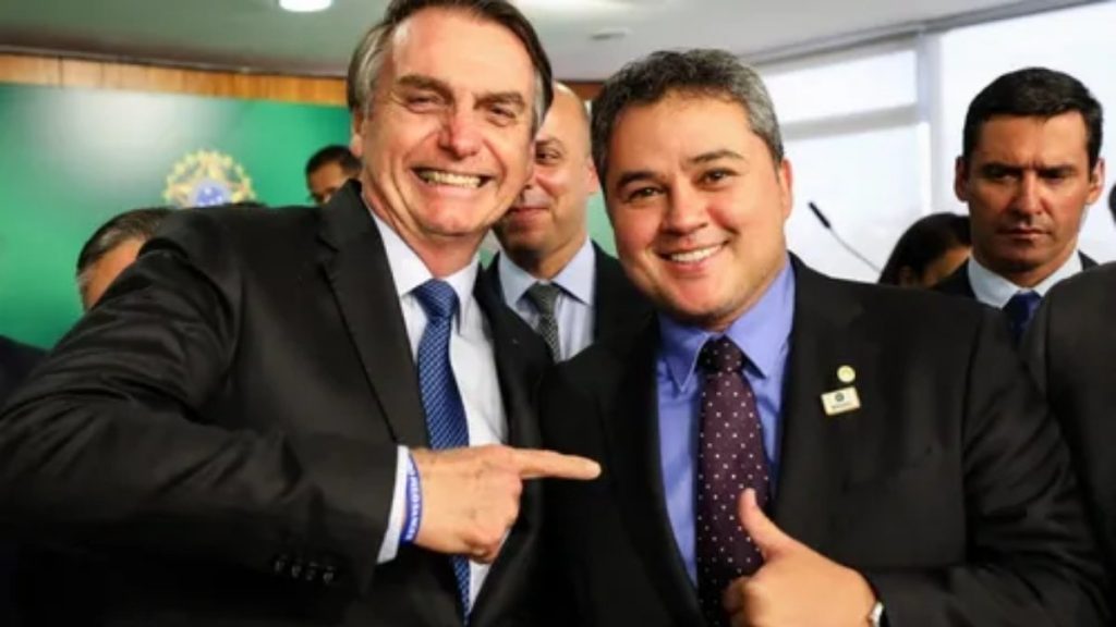 Efraim Filho ao lado do ex-presidente Jair Bolsonaro — Foto: Reprodução/Internet
