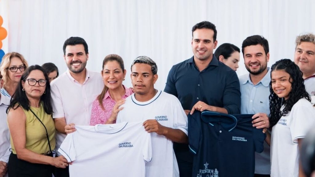 Foi realizada a entrega simbólica de kits escolares e fardamentos da 14ª Regional de Ensino — Foto: Redes Sociais