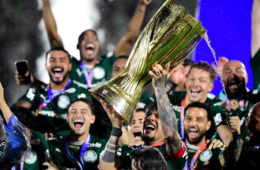 Jogadores do Palmeiras levantam taça do Paulistão — Foto: Marcos Ribolli