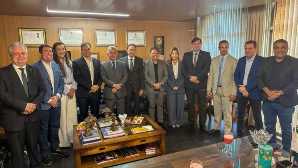 Deputados reunidos após a sessão da CCJ que aprovou as inscrições de Deusdete Queiroga e Taciano Diniz para o TCE — Foto: Reprodução