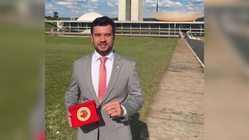 A honraria foi recebida pelo prefeito Joaquim Fernandes — Foto: Reprodução