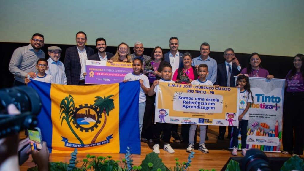 Prefeita Magna Gerbasi participou da solenidade acompanhada de alunos — Foto: Divulgação