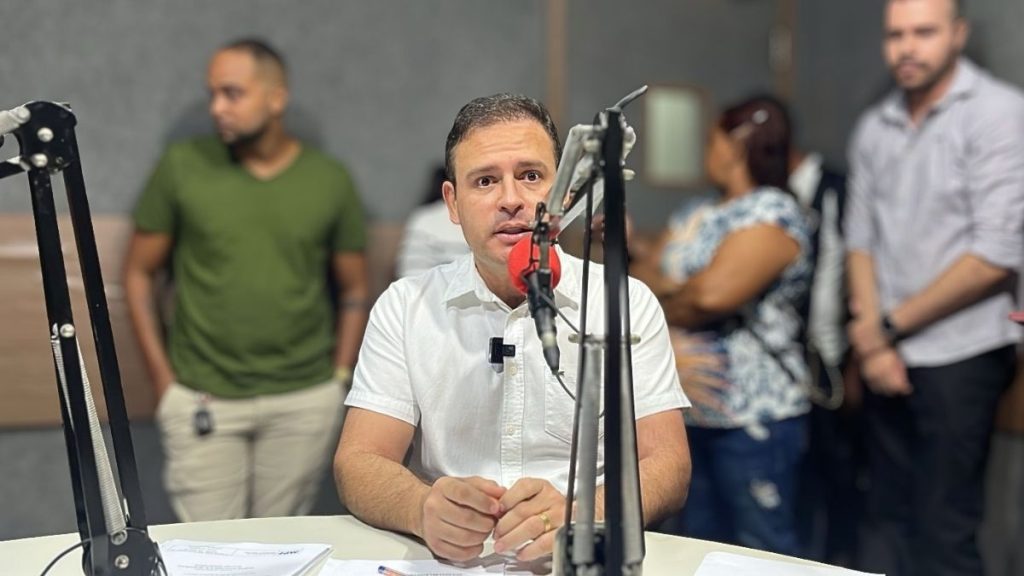 Eduardo Brito em entrevista na Correio do Vale FM — Foto: Lenilson Balla