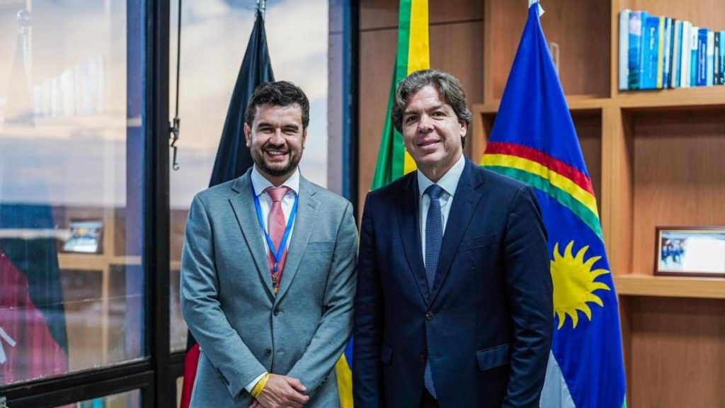 Joaquim Fernandes ao lado do ministro Fred Siqueira — Foto: Divulgação