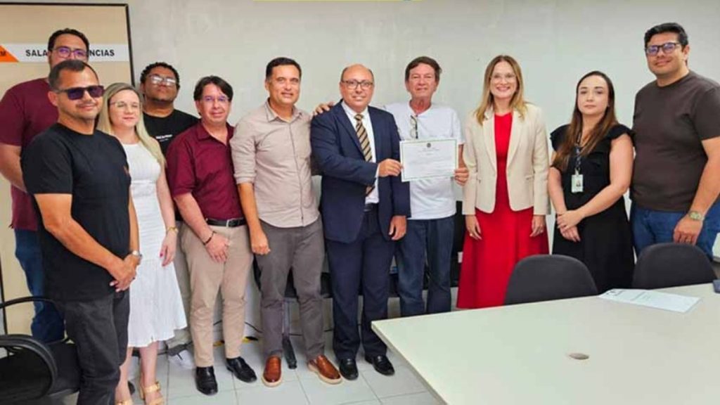 Justiça Eleitoral diploma novo vereador Júnior da Padaria após retotalização de votos em Mamanguape — Foto: Benes Lindolfo