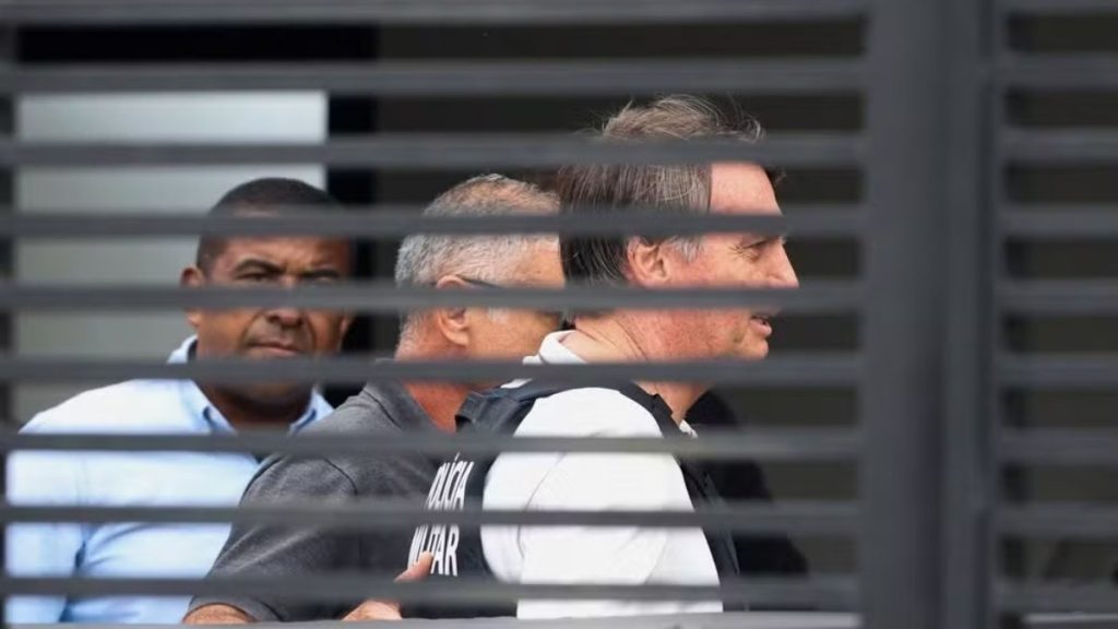 Bolsonaro recebe alta e chega em casa para cumprir prisão domiciliar — Foto: Adriano Machado/Reuters
