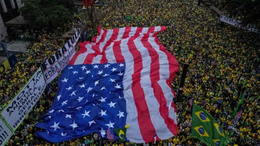 Vista aérea mostra apoiadores do ex-presidente Jair Bolsonaro carregando uma enorme bandeira dos EUA em ato na Avenida Paulista, em SP, no 7 de Setembro. — Foto: Nelson Almeida/AFP