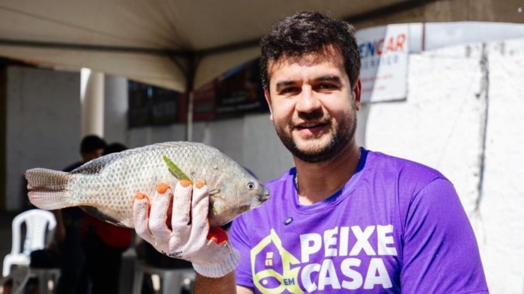 Prefeito Joaquim Fernandes durante a entrega dos peixes — Foto: Divulgação