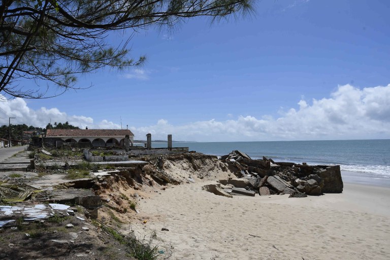 Avanço do mar vem ocasionando a demolição de casas e comércios, além da possibilidade de desativação de vias - Foto: Roberto Guedes