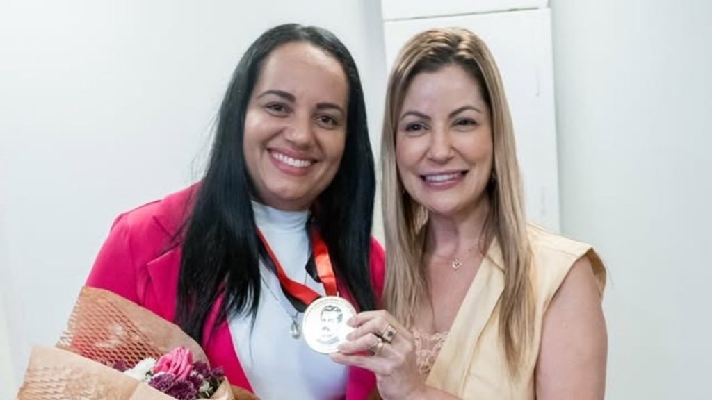 Carlyanne Borba ao lado da deputada Danielle do Vale — Foto: Divulgação