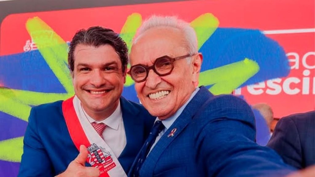 Cícero passa a faixa de prefeito para Leo Bezerra — Foto: Redes Sociais