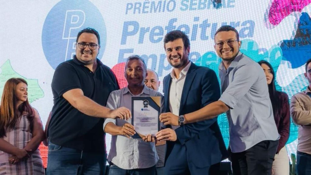Além do prefeito Joaquim, esteve na premiação o secretário de Indústria e Comércio, Davi Fernandes, e o coordenador do Programa Capacita Mamanguape, Rodrigo Dutra — Foto: Divulgação