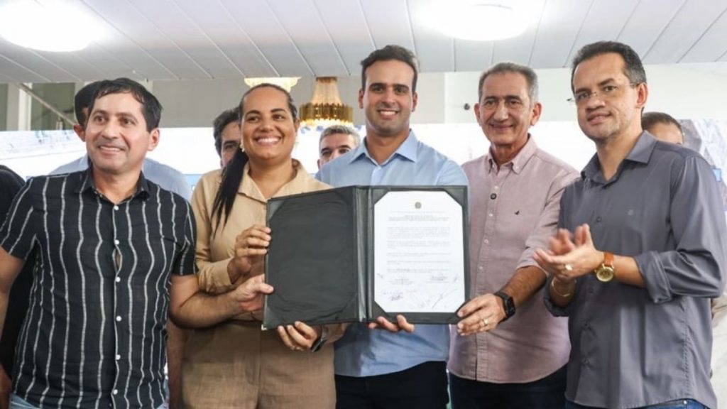 A solenidade da assinatura da Ordem de Serviço para a execução do Lote 3 do Canal Acauã-Araçagi foi prestigiada por prefeitos e lideranças da região — Foto: Francisco França