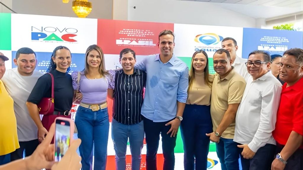 Prefeito Helhinho Souza participa de solenidade de assinatura de ordem de serviço do Lote III do Canal Acauã-Araçagi — Foto: Divulgação