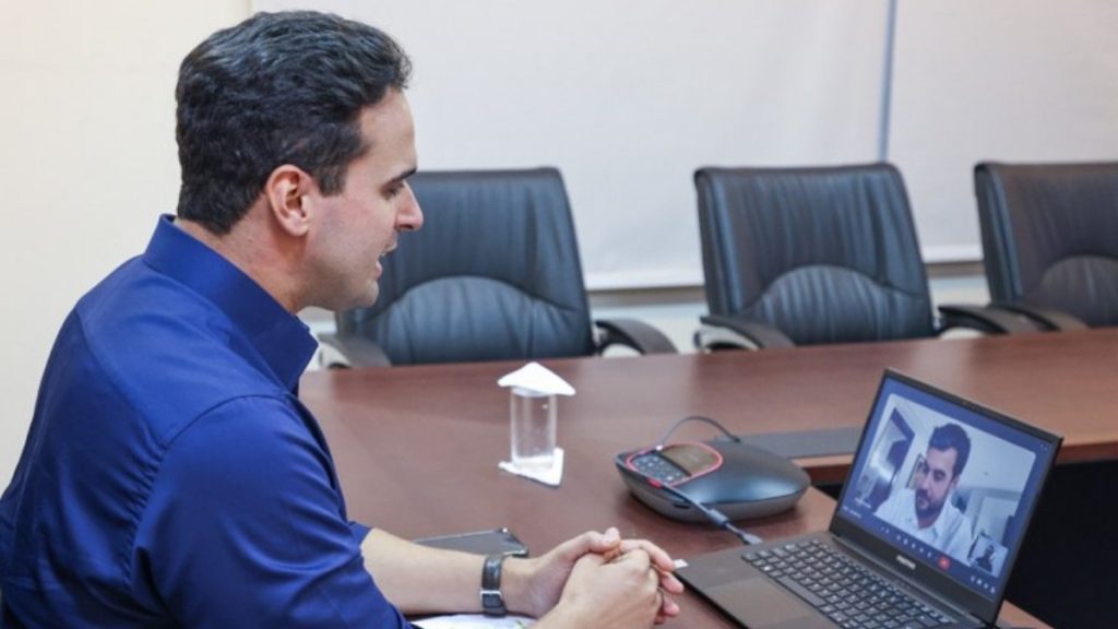 Lucas Ribeiro em videoconferência com o prefeito de Mamanguape, Joaquim Fernandes — Foto: Francisco França