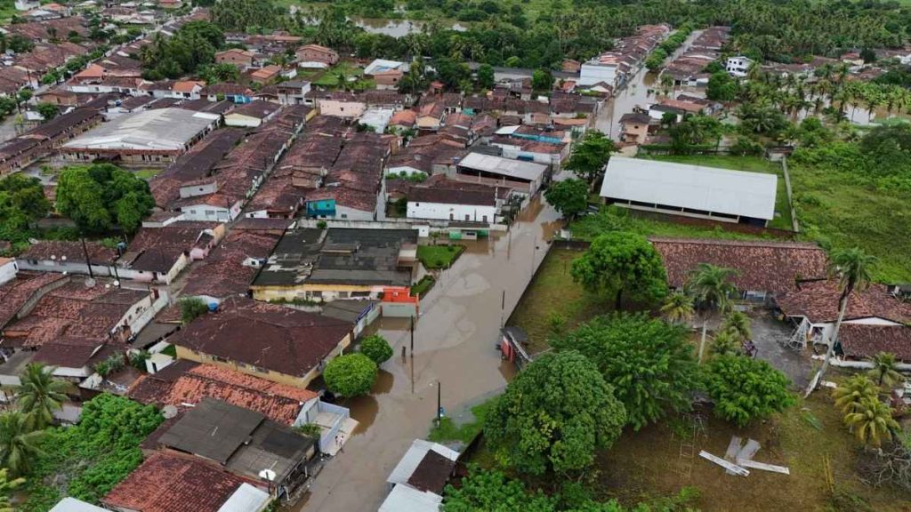 Ruas de Rio Tinto ficou alagadas após chuvas — Foto: Divulgação/Defesa Civil