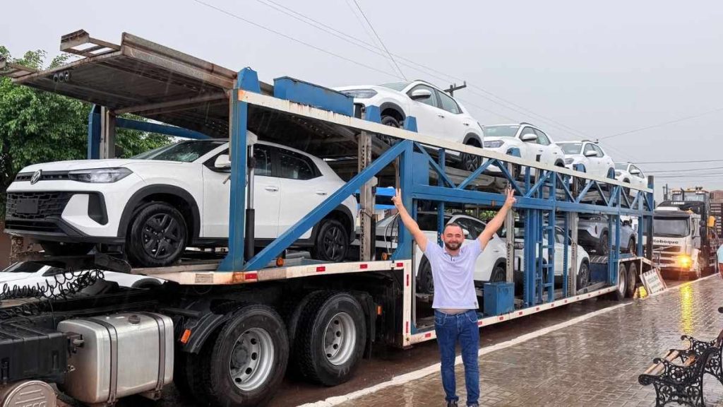 Prefeito de Curral de Cima, Adjamir Souza, na entrega da nova frota ao município — Foto: Reprodução