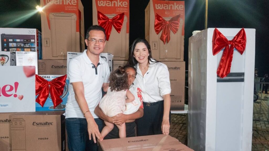 Prefeito Batista Torres na entrega dos prêmios às mães — Foto: Divulgação